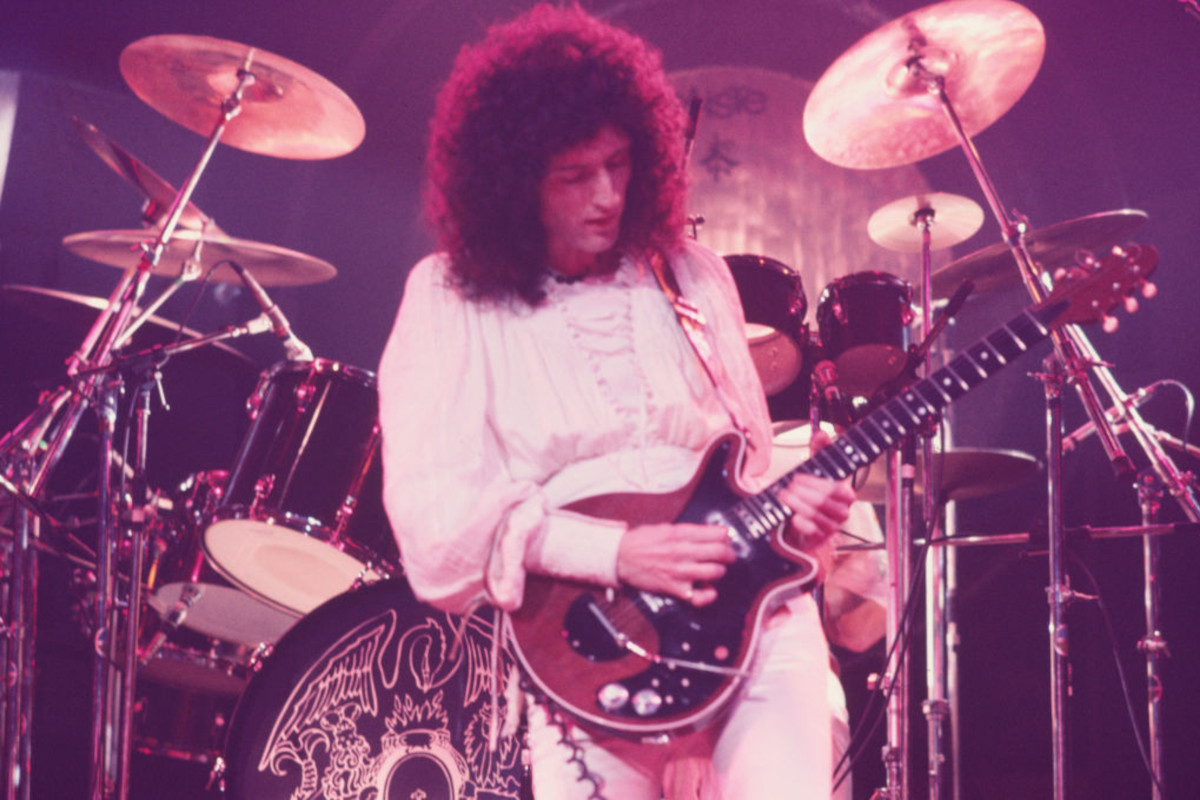 Brian May performing at Madison Square Garden on Queen's 'A Day At The Races' tour, 5th February 1977