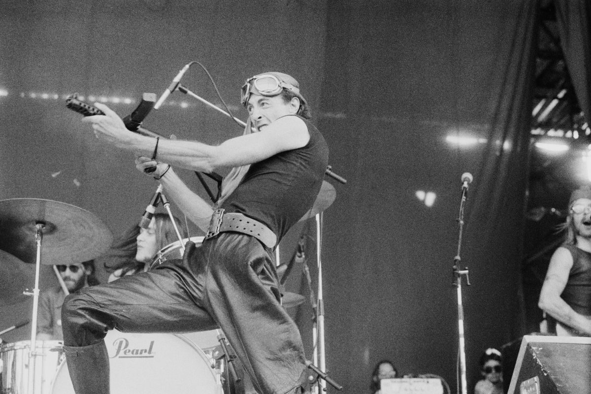 Robert Calvert of rock band Hawkwind, with Sten gun 