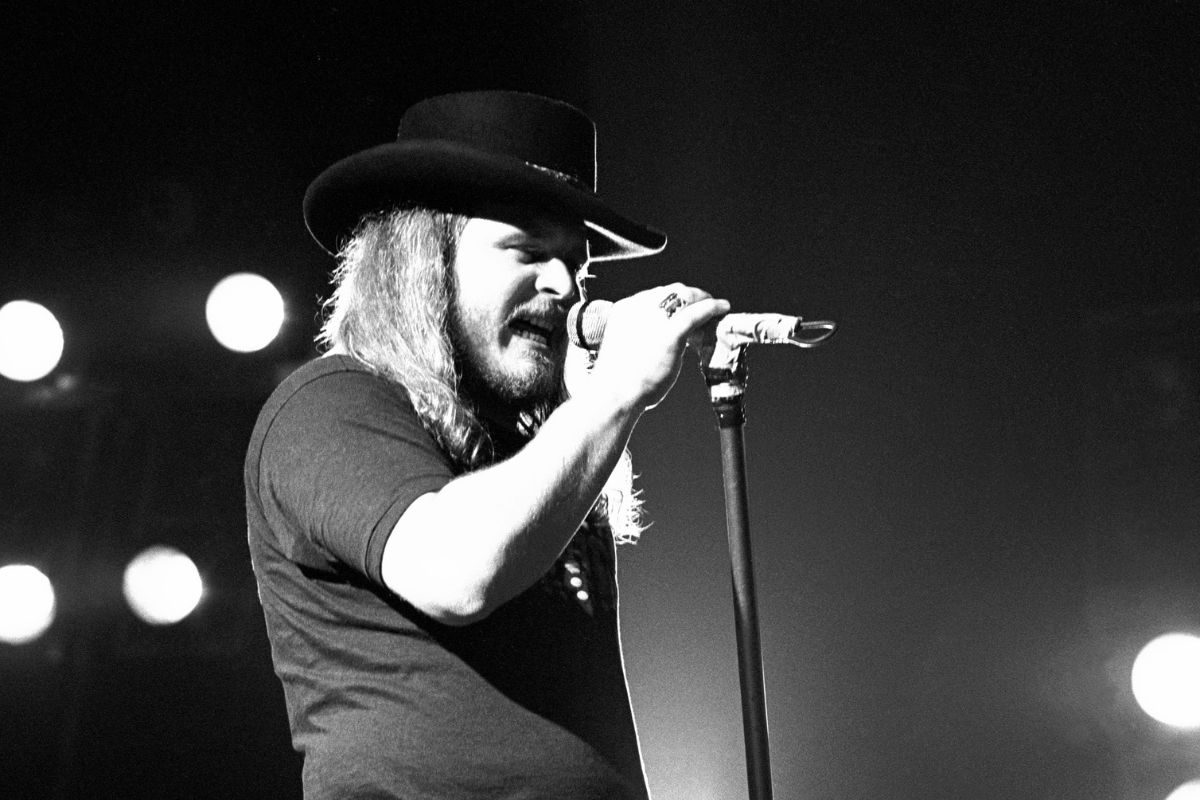 Singer/Songwriter Ronnie Van Zant performs with band Lynyrd Skynyrd in Los Angeles, circa 1977