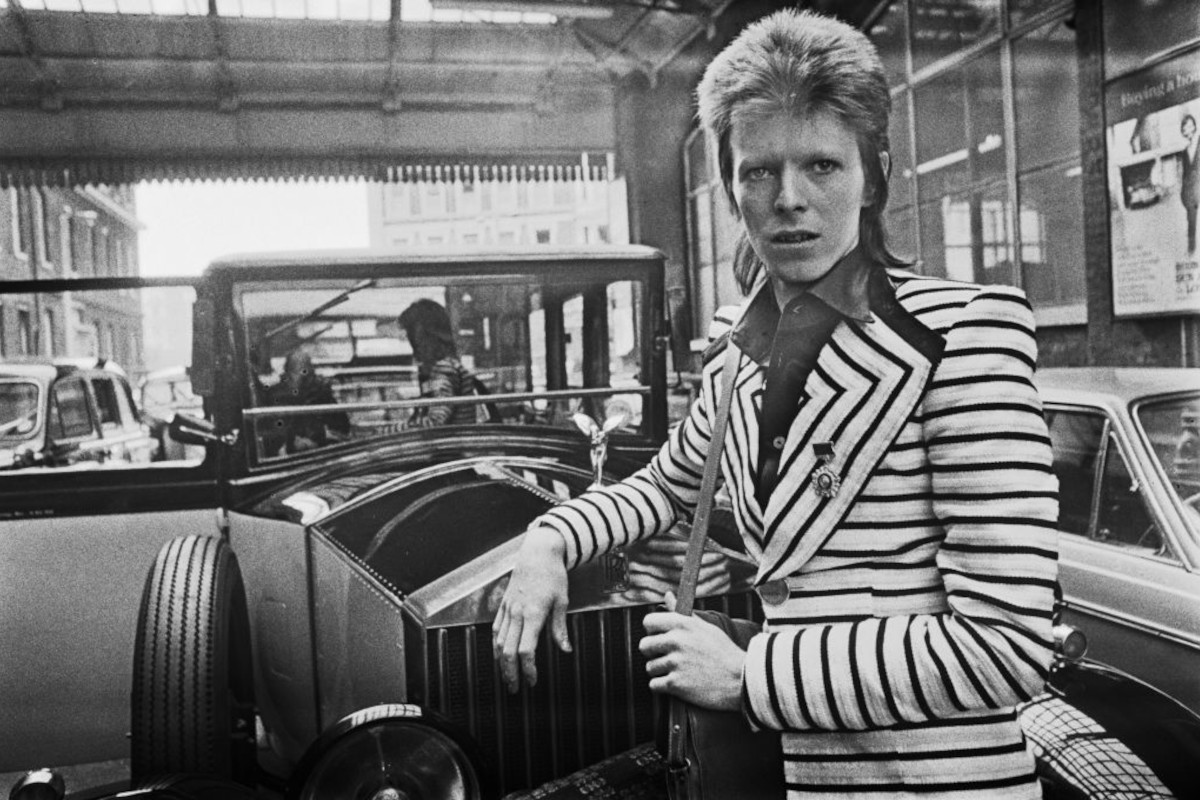 David Bowie arriving at King's Cross Station in London, en route to Aberdeen in Scotland for the next leg of his Ziggy Stardust tour, UK, 15th May 1973