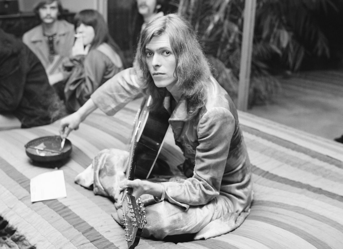 A pre-glam David Bowie jams at a party thrown by publicist and future nightclub impresario and DJ Rodney Bingenheimer at lawyer Paul Figen's house in January 1971, in Los Angeles, California