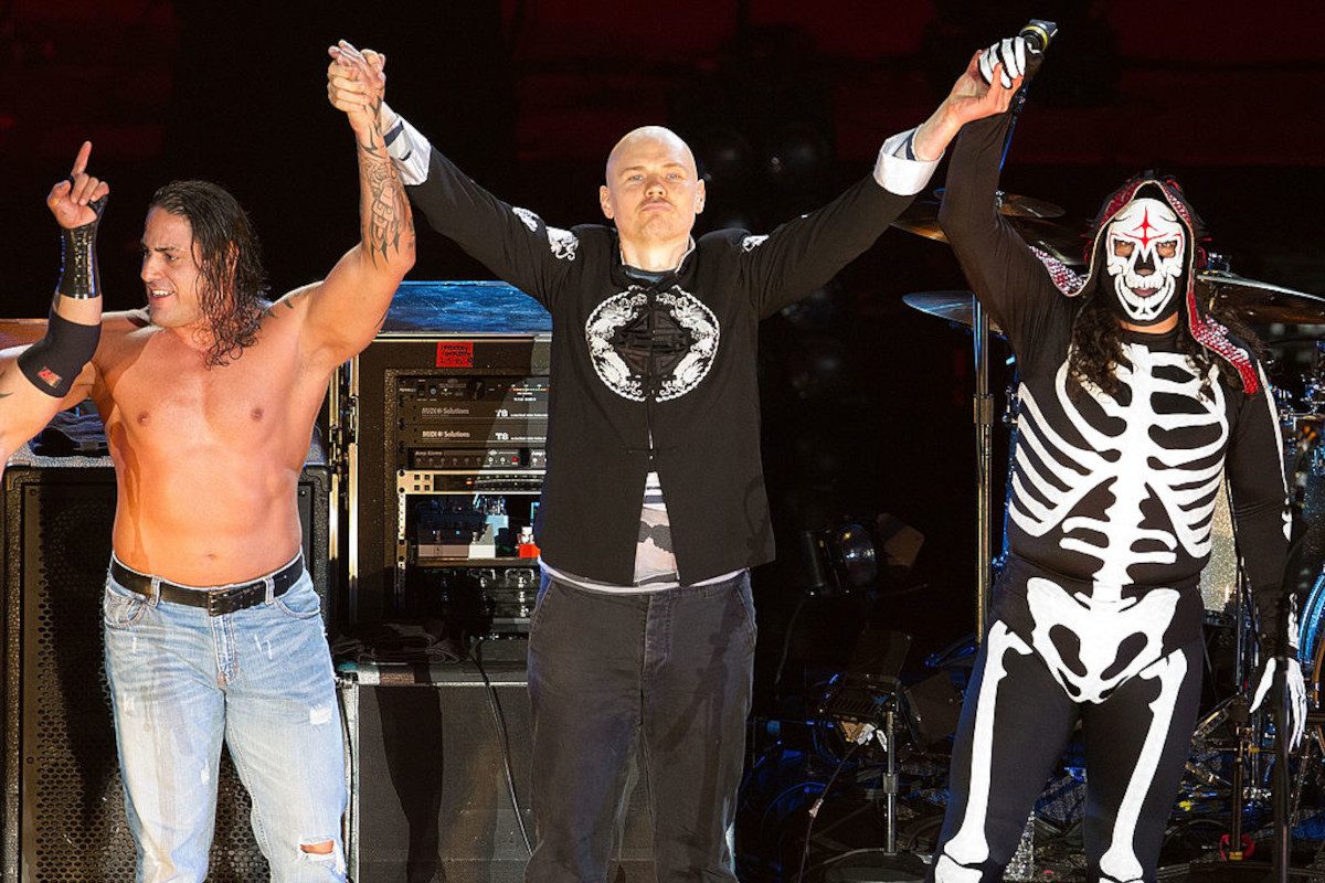 Smashing Pumpkins lead singer Billy Corgan (C) and a group of Mexican wrestlers perform perform during the 2010 MTV World Stages concert at the Auditorio Nacional on August 26, 2010