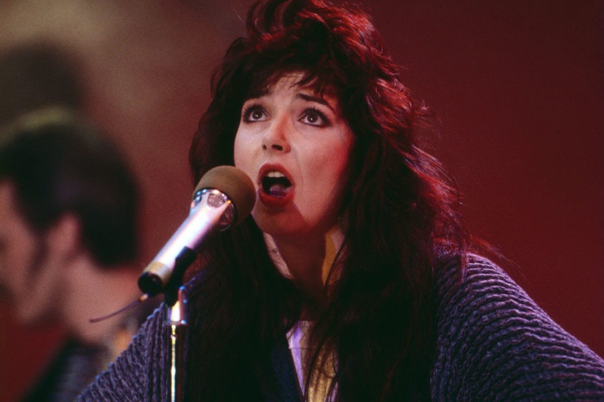 Kate Bush performing 'Running Up That Hill' on 'Peter's Pop Show' on 30 October 1985