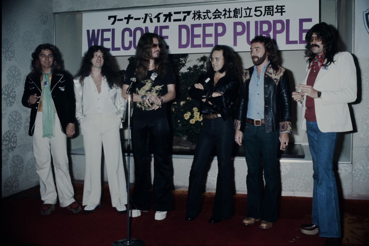 Deep Purple arrive to a warm welcome in Japan, 1975. Tommy Bolin (guitar) , Glenn Hughes (bass), David Coverdale (lead vocals), Ian Paice (drums), unknown, Jon Lord (keyboards)
