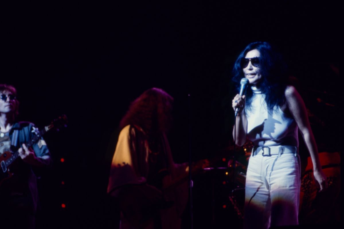 Yoko Ono singing and John Lennon playing guitar, 1972