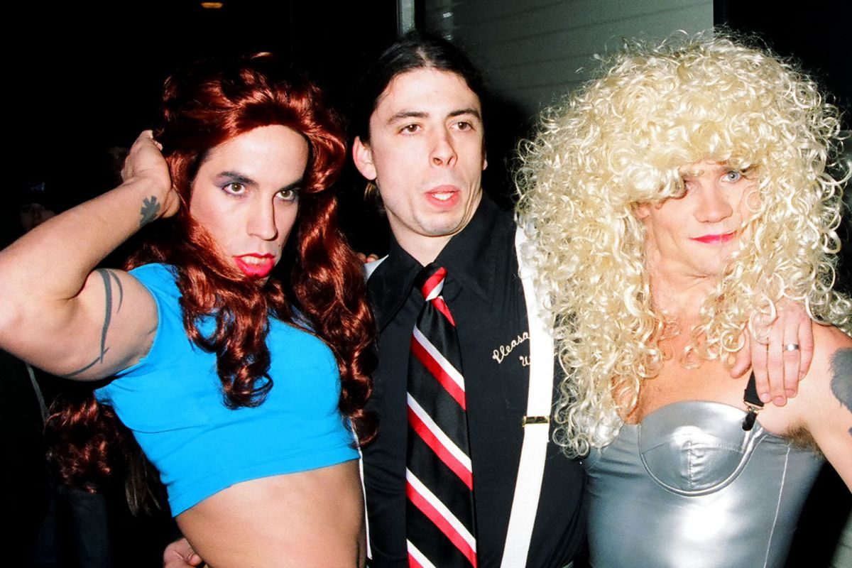 Nirvana’s Dave Grohl (centre) with a sharply dressed Anthony Kiedis (left) and Flea of Red Hot Chili Peppers, December 1993
