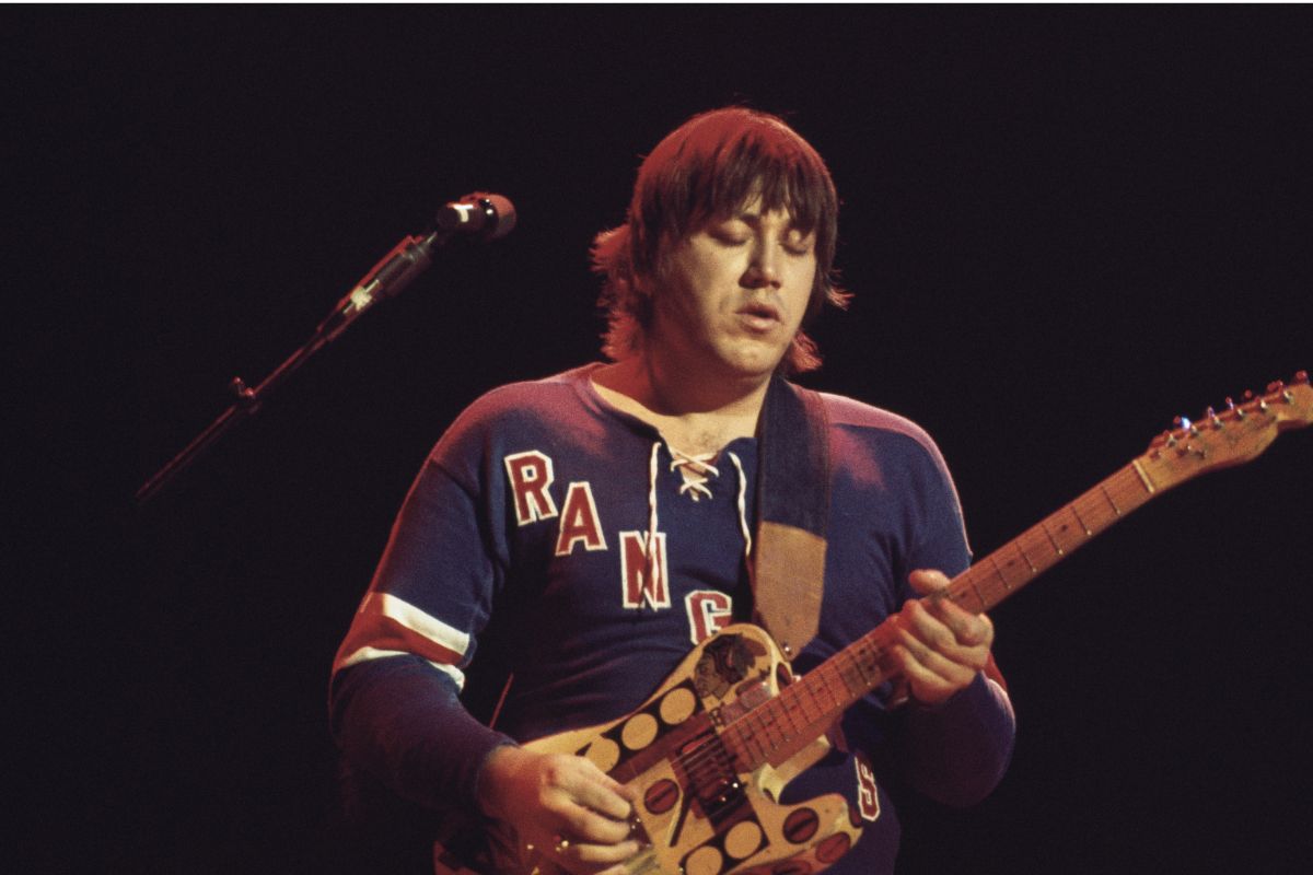 Terry Kath of Chicago onstage, January 1977
