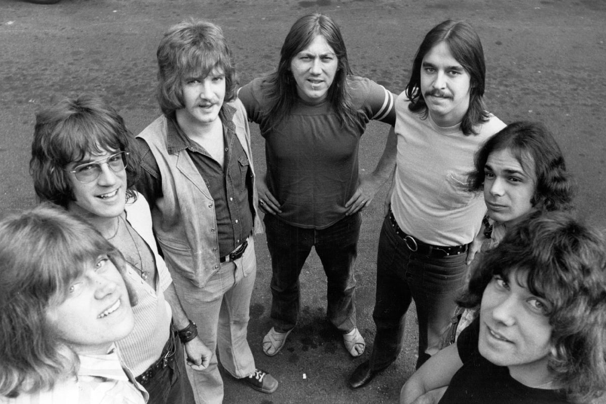 Chicago, about to headline the Isle of Wight Festival, 27 August 1970. From left to right; Pete Cetera (bass), James Pankow (trombone), Lee Loughnane (trumpet), Terry Kath (guitar), Walter Parazaider (saxophone) and Danny Seraphine