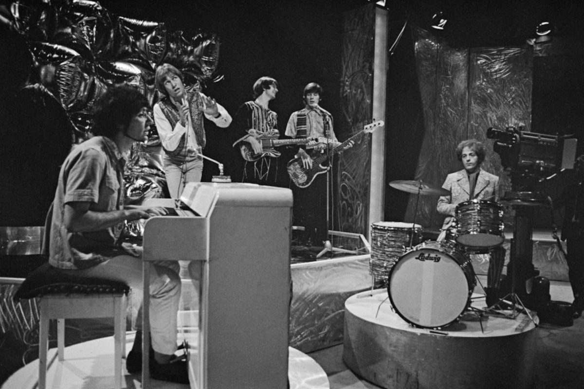 Manfred Mann performing on 'Top of the Pops' in London on 31st August 1967. From left, Manfred Mann, Mike d'Abo, Tom McGuinness, Klaus Voormann and Mike Hugg
