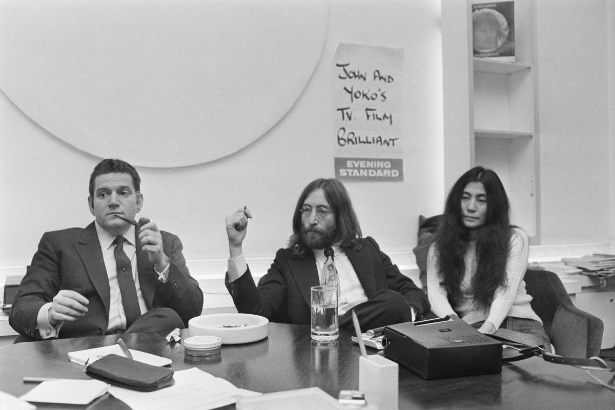 American businessman Allen Klein (1931 - 2009, left) with John Lennon (1940 - 1980) of The Beatles, and Lennon's wife, Yoko Ono, 29th April 1969