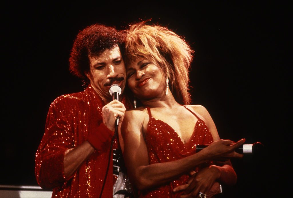 Tina Turner and Lionel Richie performing together, 1985