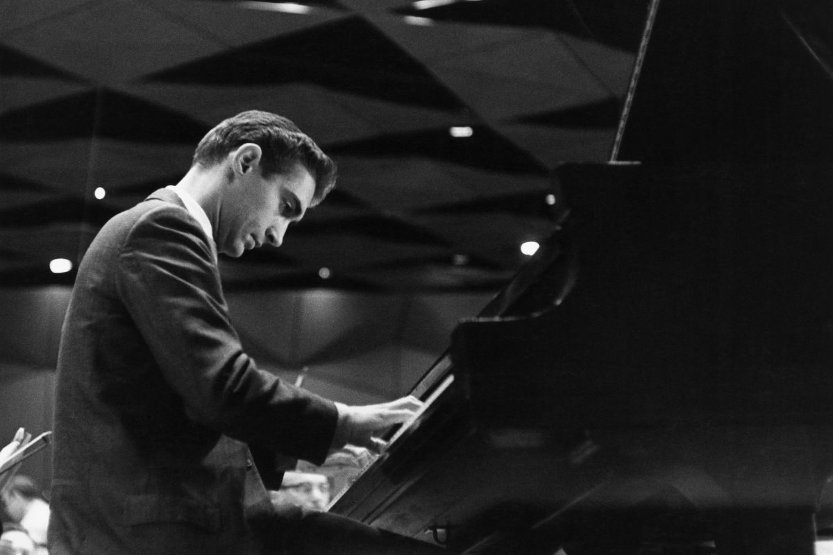 Pianist Earl Wild performing at Tanglewood, the summer home of the Boston Symphony Orchestra in Massachusetts, circa 1950