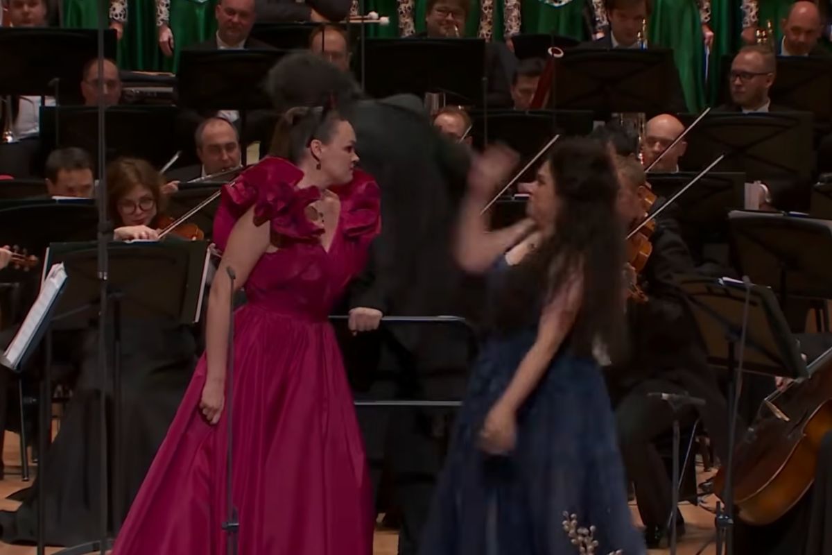 Fur flies between singers Polina Shamaeva and Anna Aglatova in Rossini's Cat Duet. Pic: YouTube 