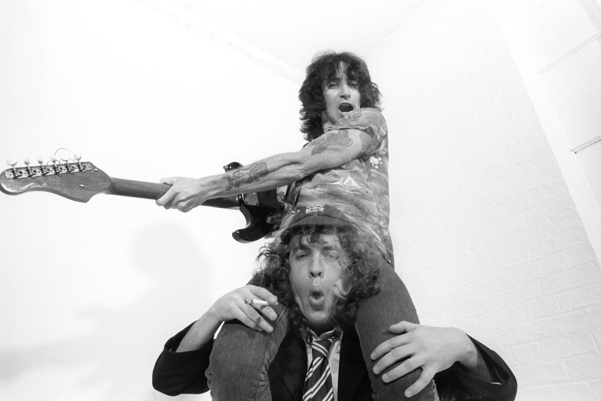 AC/DC 1979: Bon Scott sitting on Angus Young's shoulders
