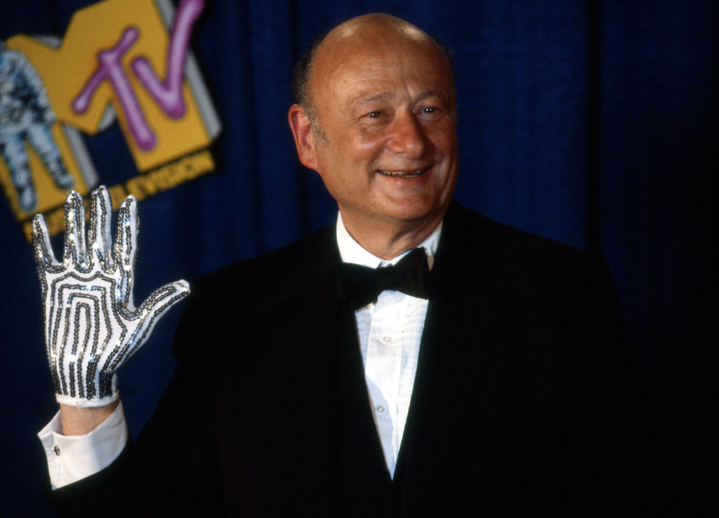 New York Mayor Ed Koch shows off his Michael Jackson glove at the 1984 MTV Video Music Awards