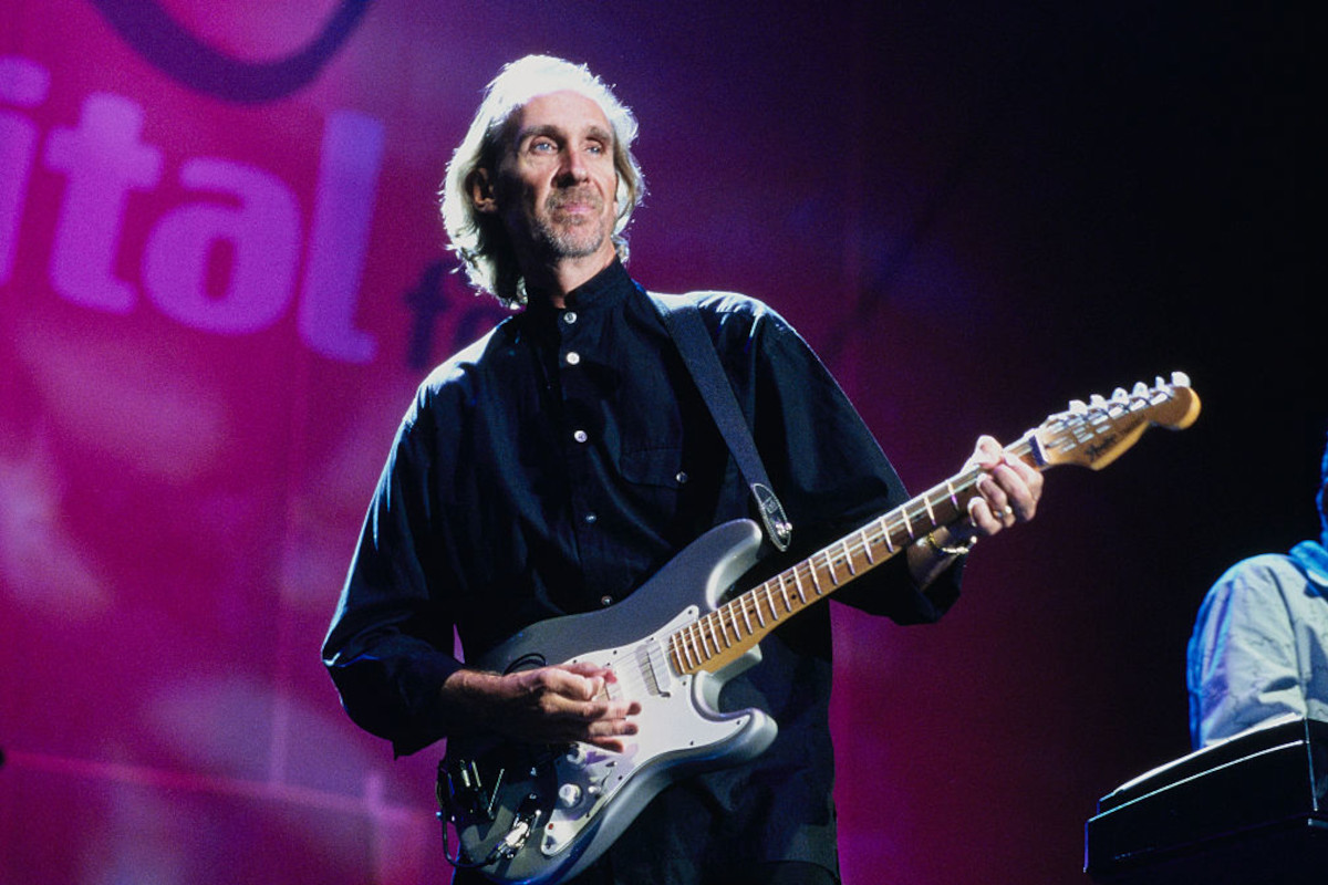 Mike Rutherford performing with Mike and The Mechanics at Chris Tarrant's Capital Request concert, 2002