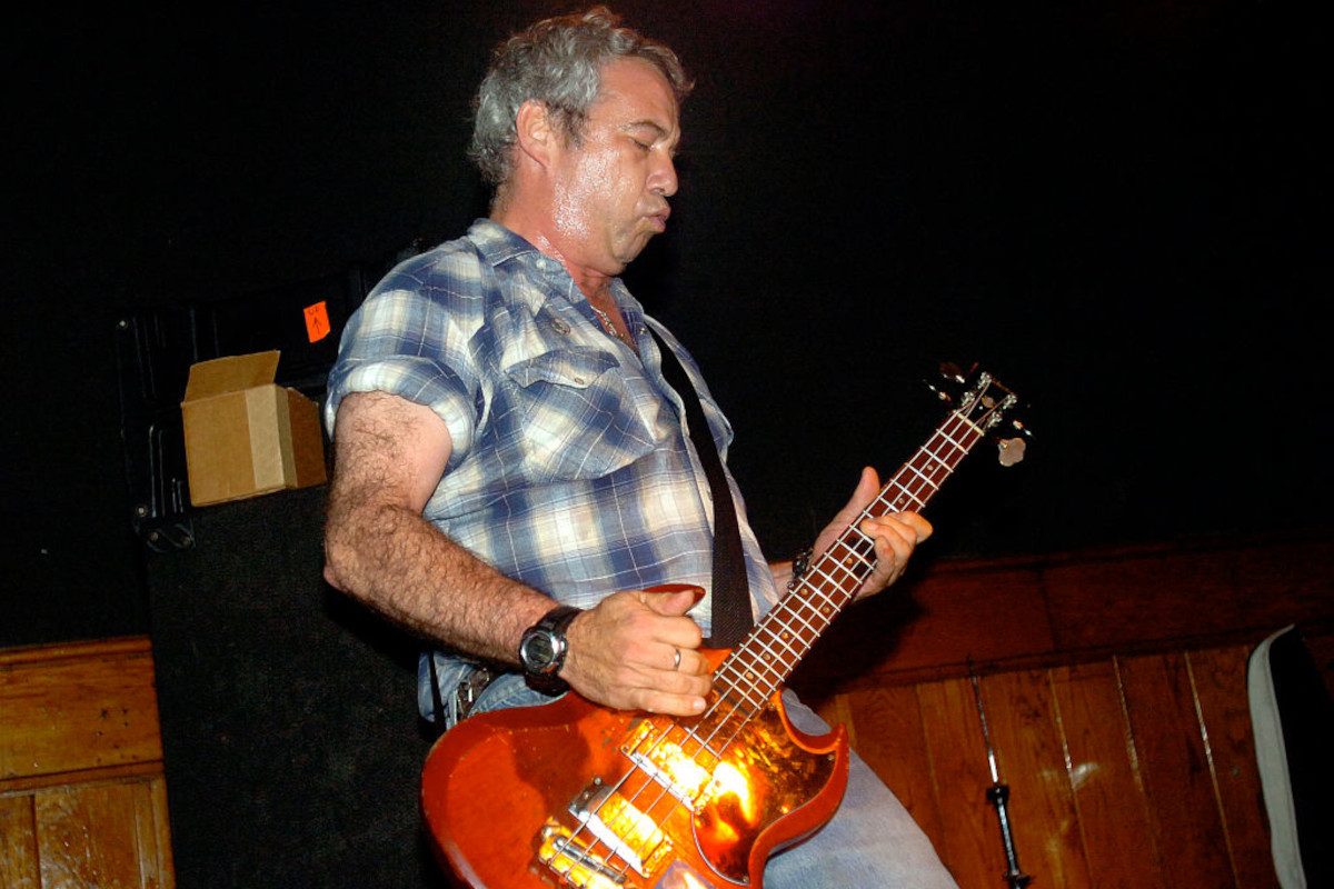 Mike Watt and The Missingmen performing onstage, 2009